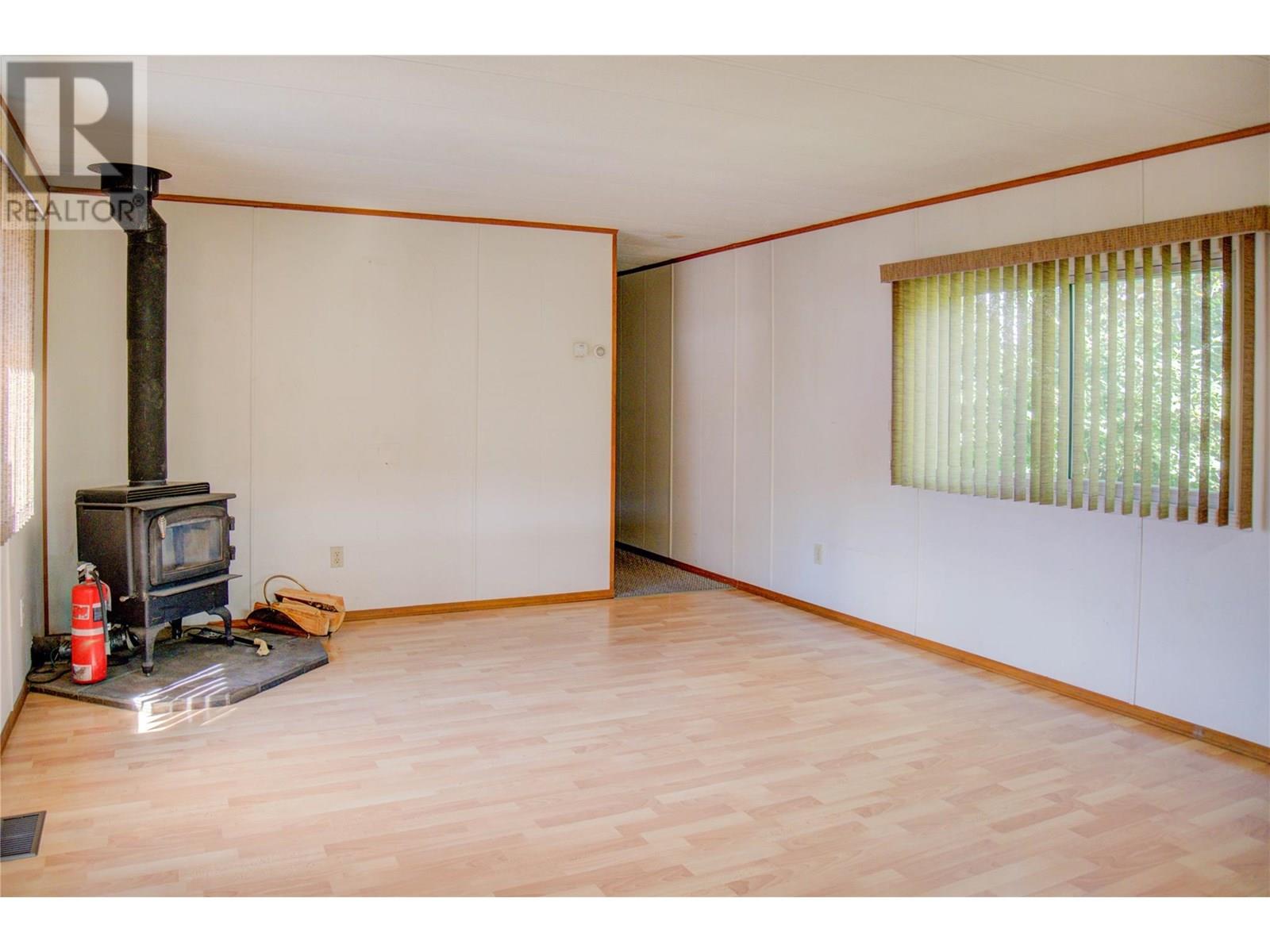 Photo 2 of 5191 69 Avenue Ne, Canoe BC