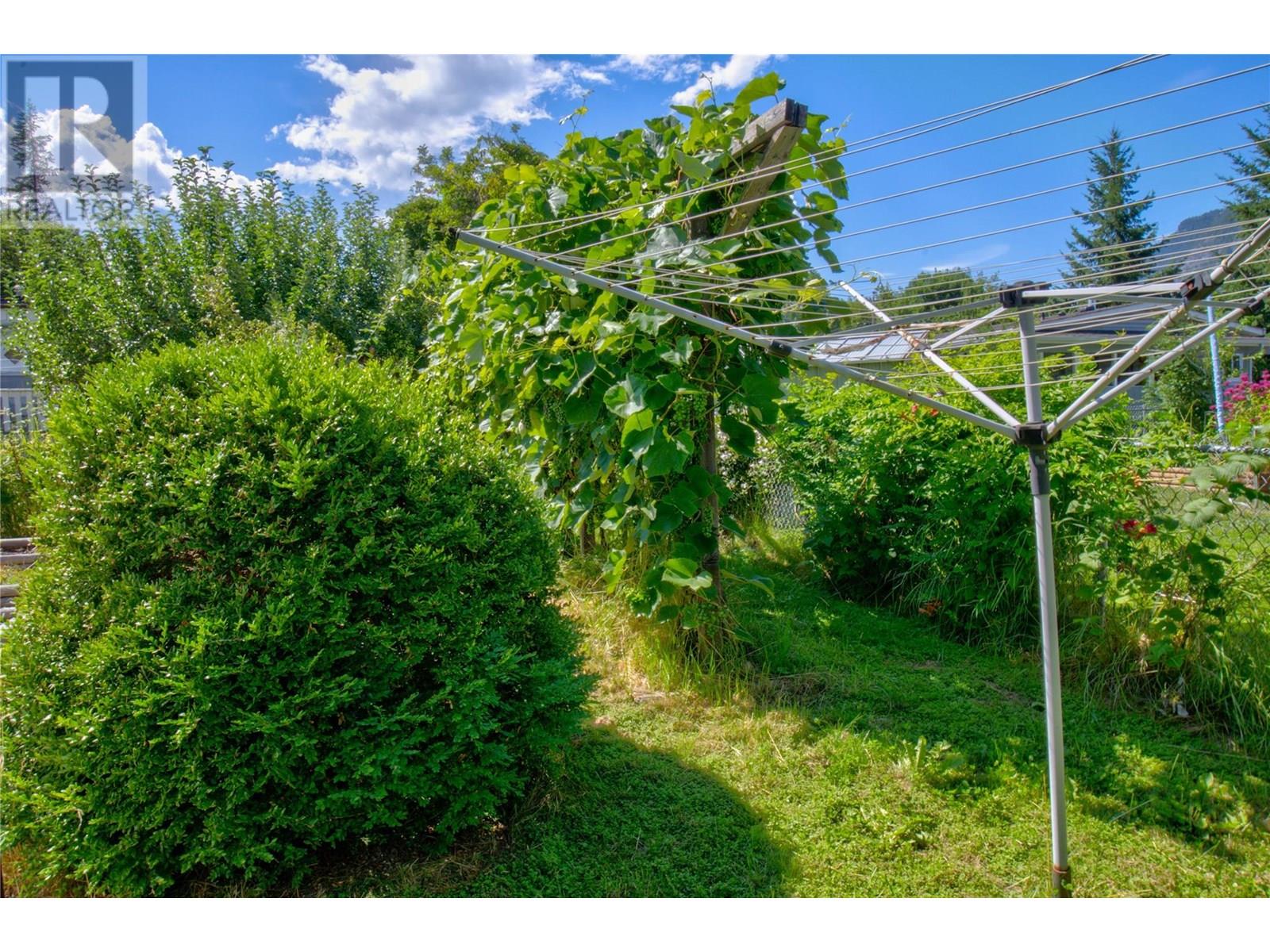 Photo 3 of 5191 69 Avenue Ne, Canoe BC