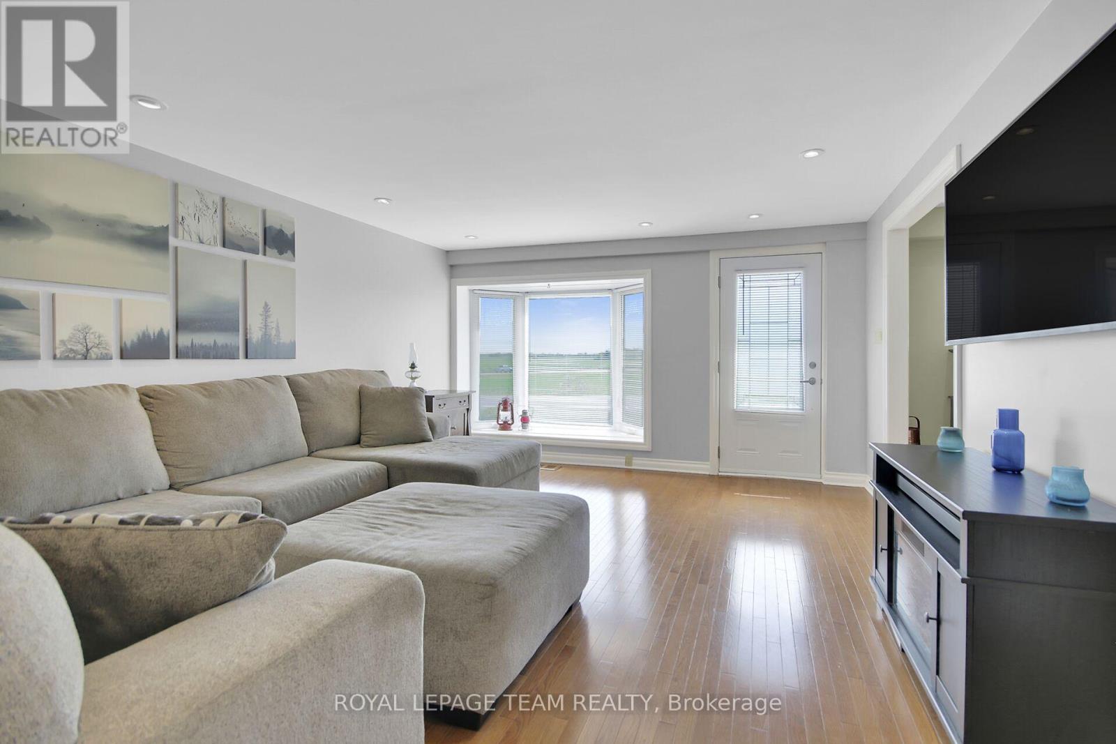 Gleaming Hardwood Floors & tile t/out Main Level.