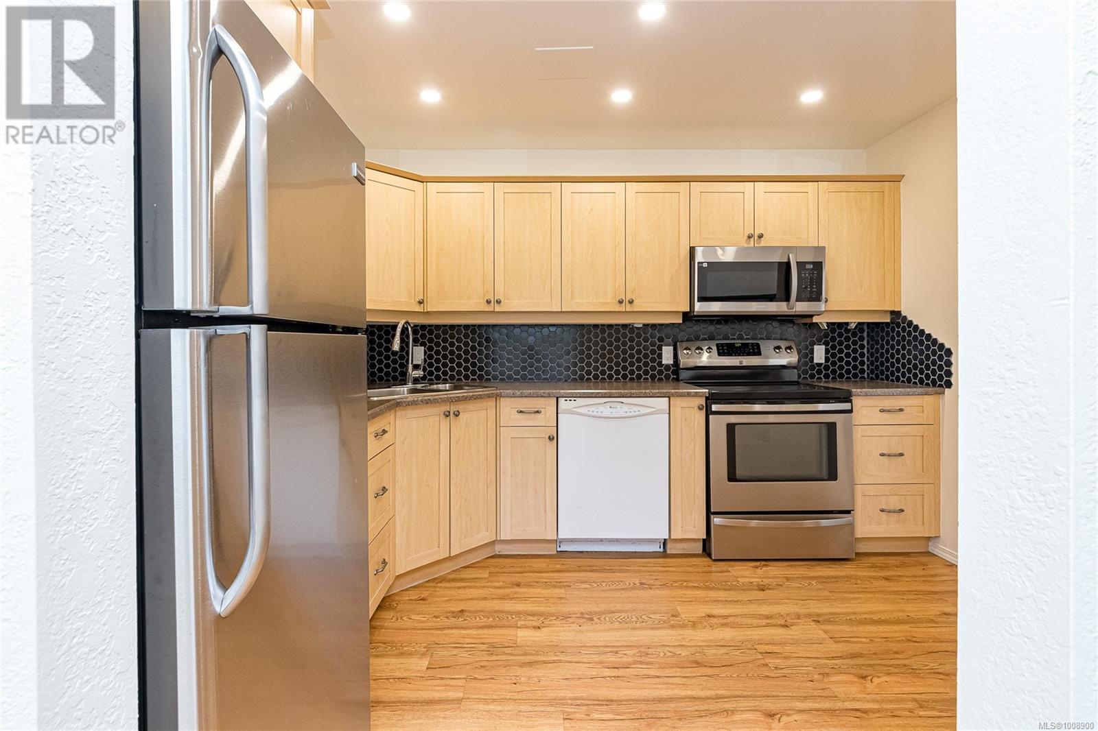 Photo 33 of 410 71 Gorge Rd W, Saanich BC