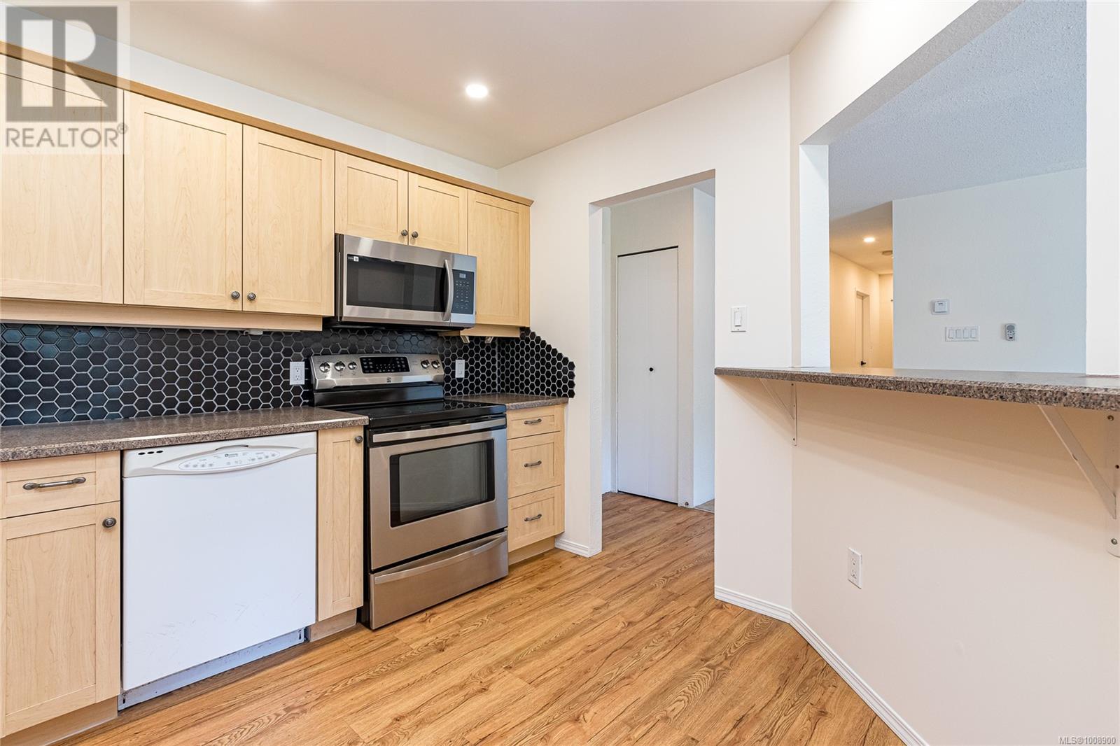 Photo 10 of 410 71 Gorge Rd W, Saanich BC