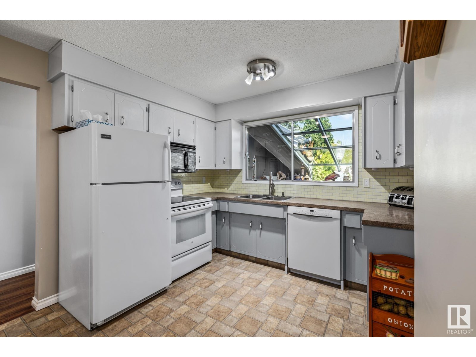 Photo 4 of 12250 143 Av Nw, Edmonton AB
