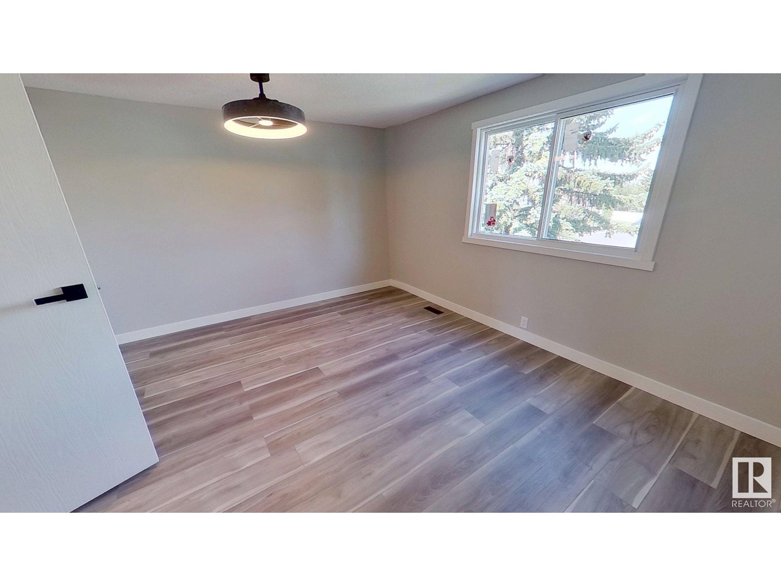 Photo 14 of 3221 138 Av Nw, Edmonton AB