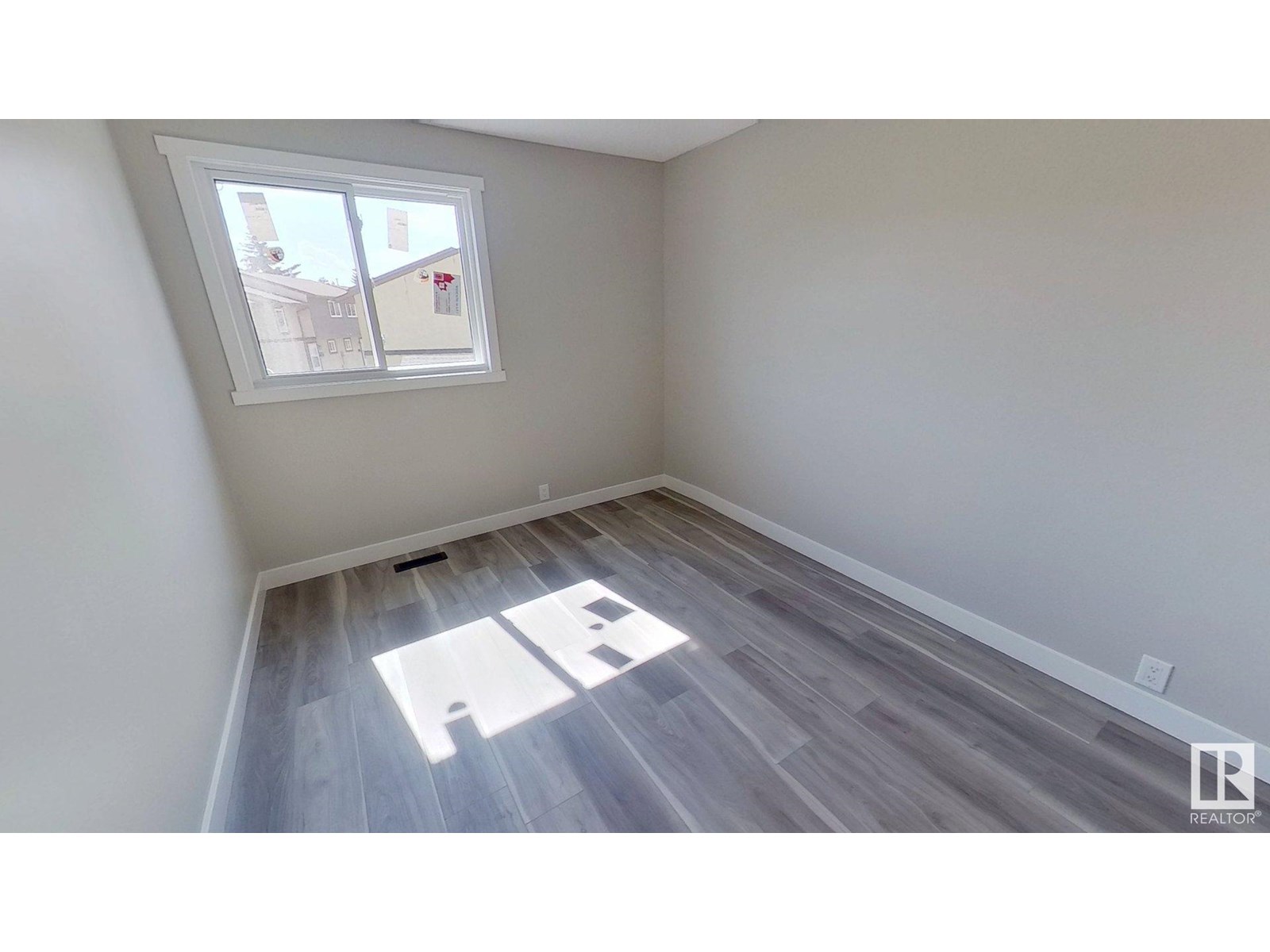 Photo 10 of 3221 138 Av Nw, Edmonton AB