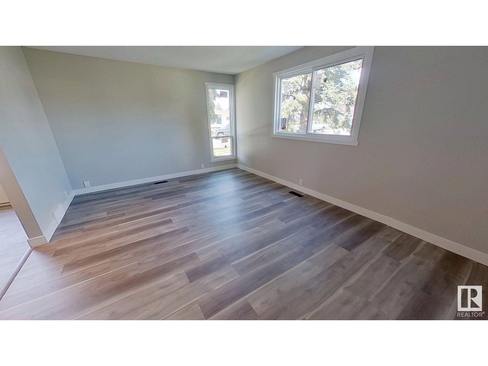Photo 4 of 3221 138 Av Nw, Edmonton AB