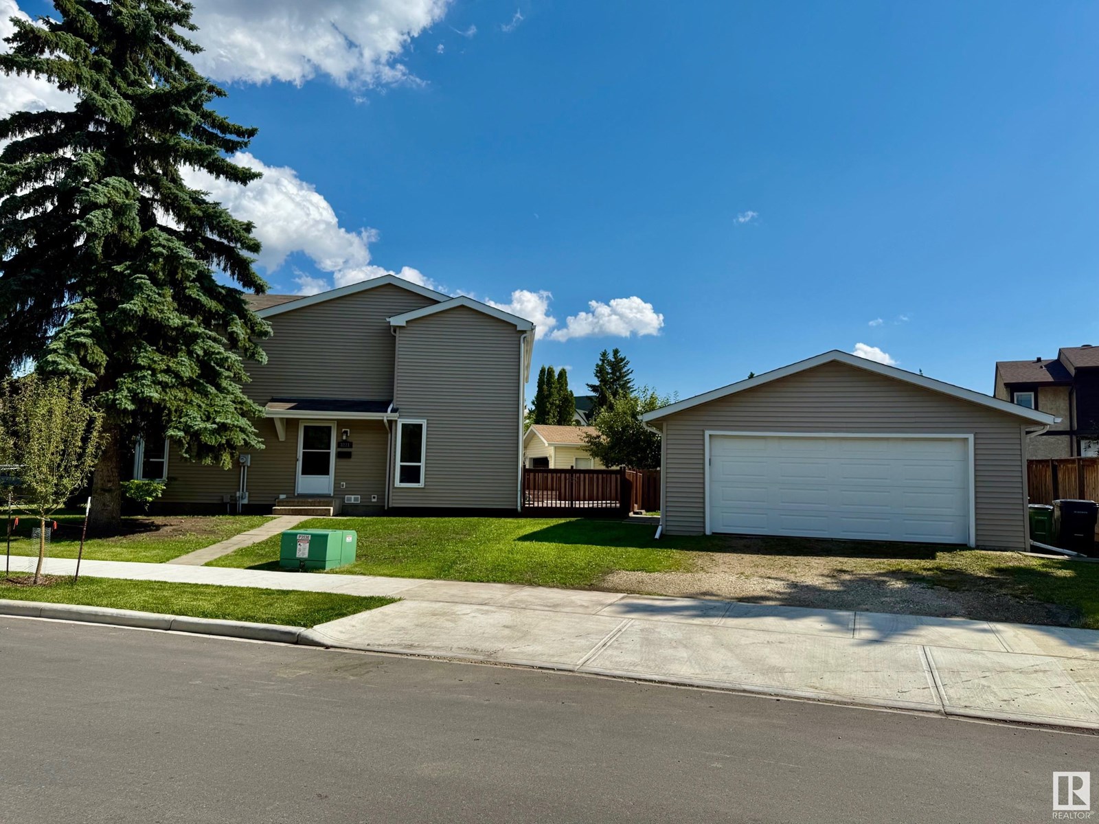 Photo 2 of 3221 138 Av Nw, Edmonton AB