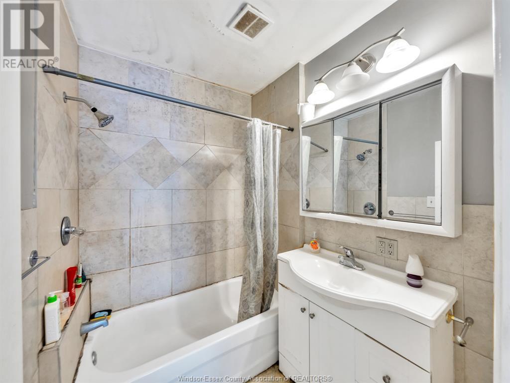 Photo 26 of 317 Pierre Ave, Windsor ON
