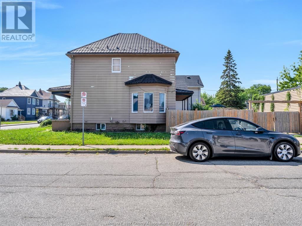 Photo 5 of 317 Pierre Ave, Windsor ON