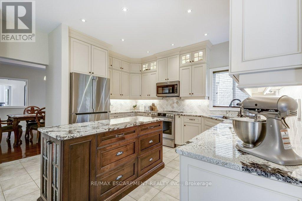 Photo 16 of 98 Davidson Boulevard, Hamilton ON