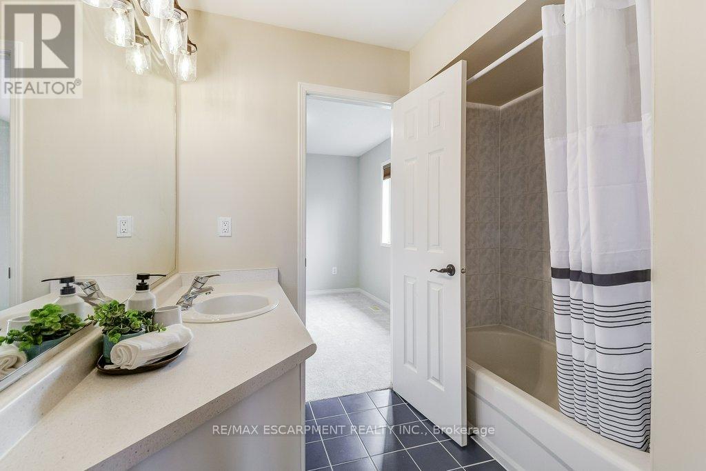 Photo 27 of 98 Davidson Boulevard, Hamilton ON