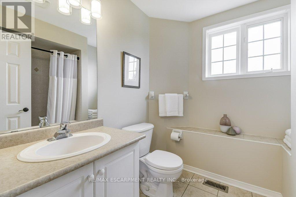 Photo 25 of 98 Davidson Boulevard, Hamilton ON