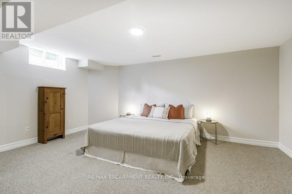 Photo 32 of 98 Davidson Boulevard, Hamilton ON