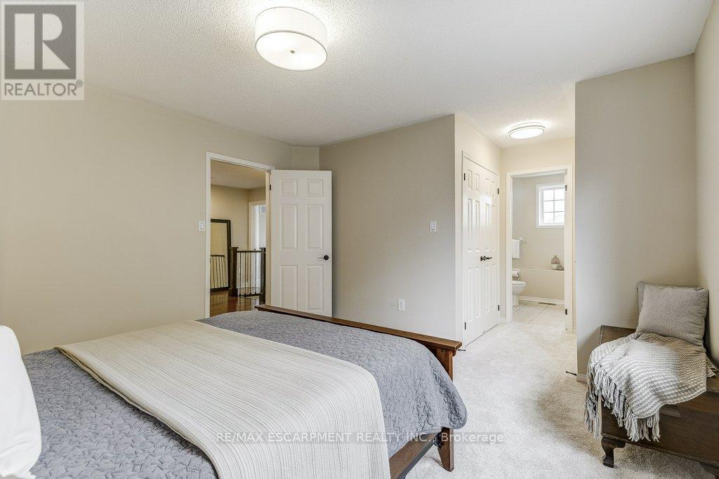 Photo 24 of 98 Davidson Boulevard, Hamilton ON