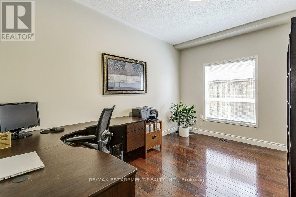 Photo 11 of 98 Davidson Boulevard, Hamilton ON