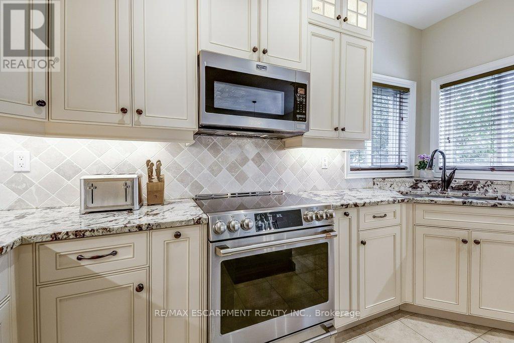 Photo 17 of 98 Davidson Boulevard, Hamilton ON