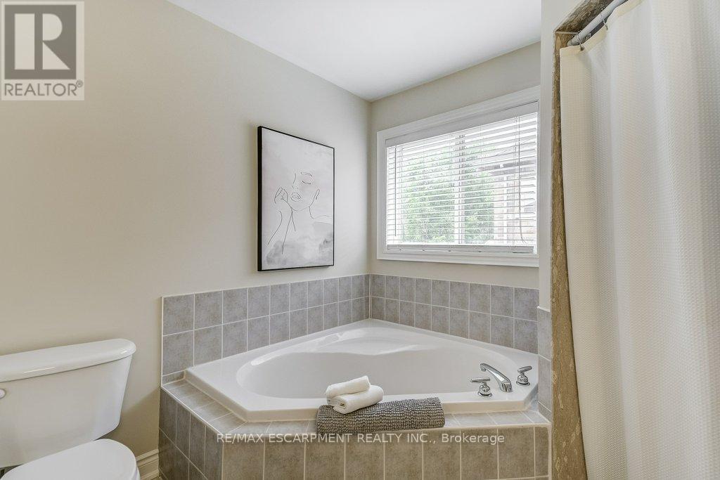 Photo 22 of 98 Davidson Boulevard, Hamilton ON