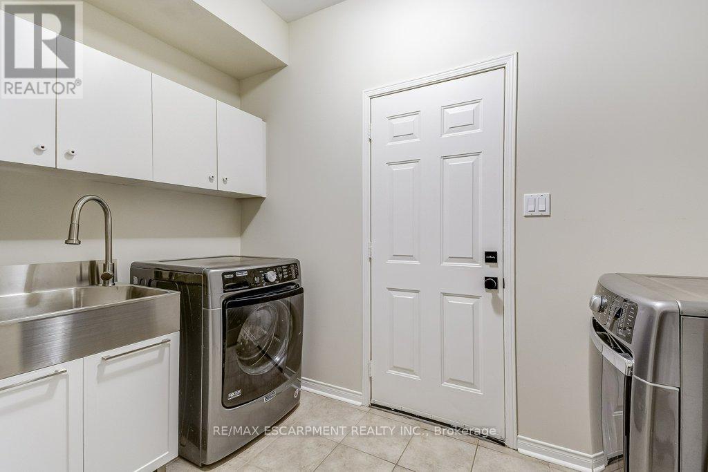 Photo 13 of 98 Davidson Boulevard, Hamilton ON