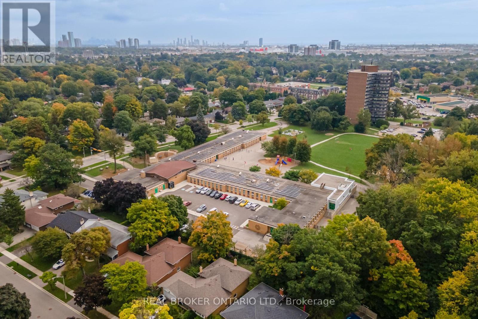 Photo 7 of 18 Burnt Log Crescent, Toronto ON