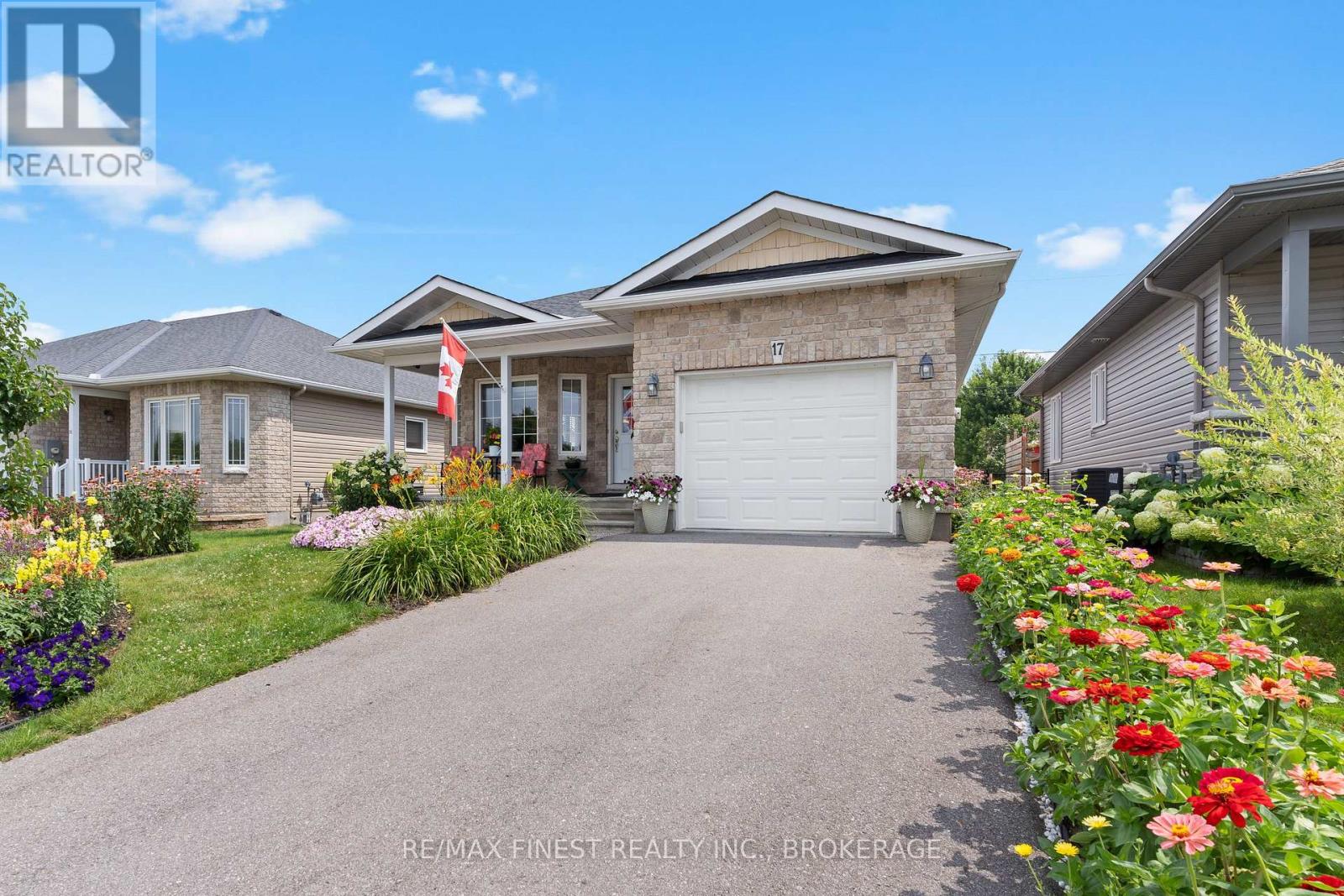Photo 2 of 17 Lee Avenue, Smiths Falls ON