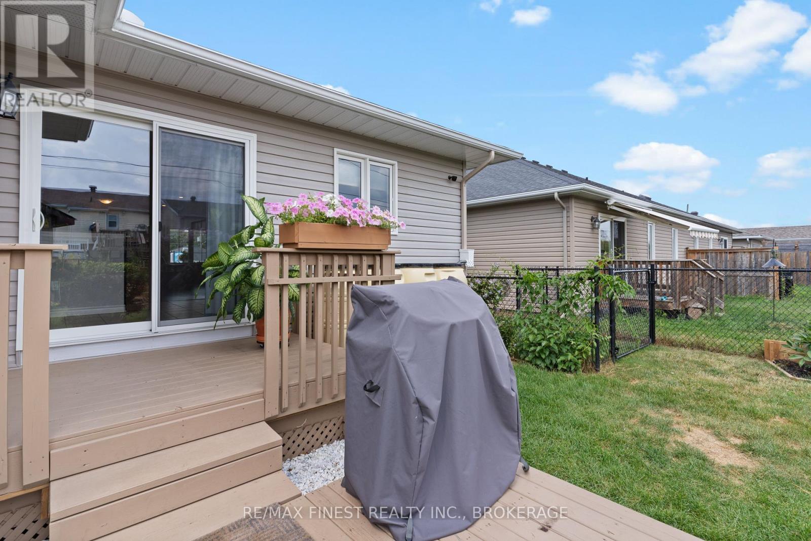 Photo 26 of 17 Lee Avenue, Smiths Falls ON