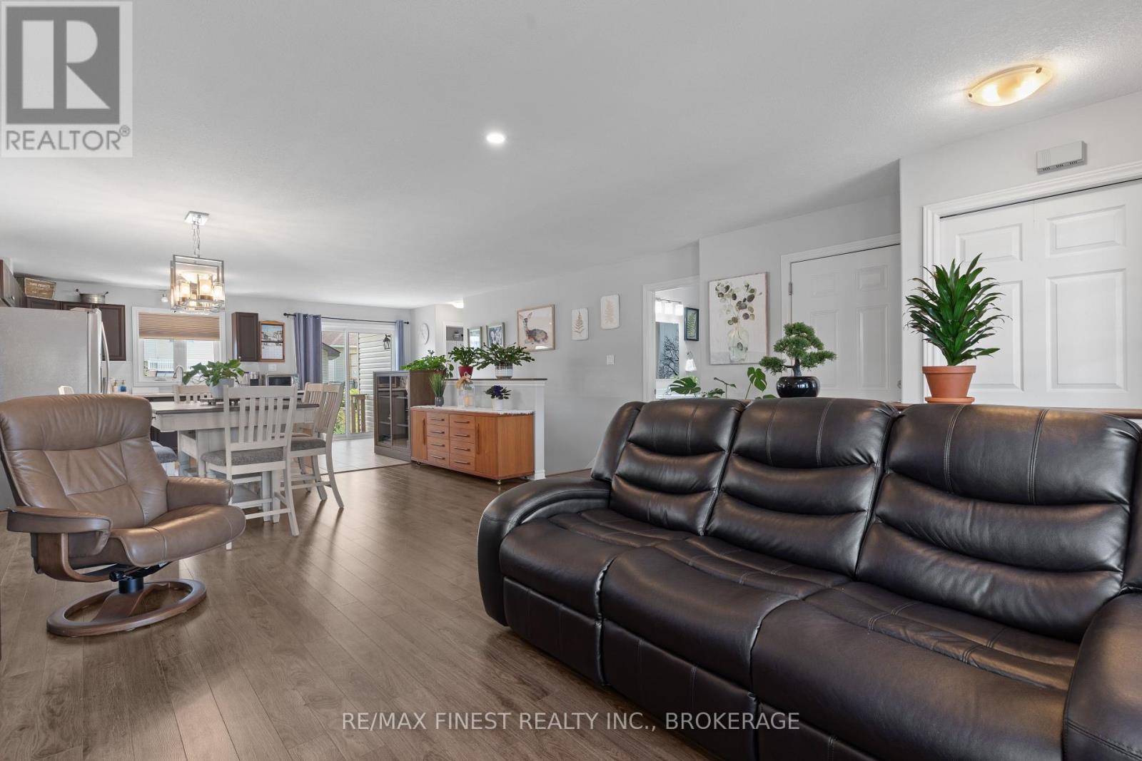 Photo 7 of 17 Lee Avenue, Smiths Falls ON