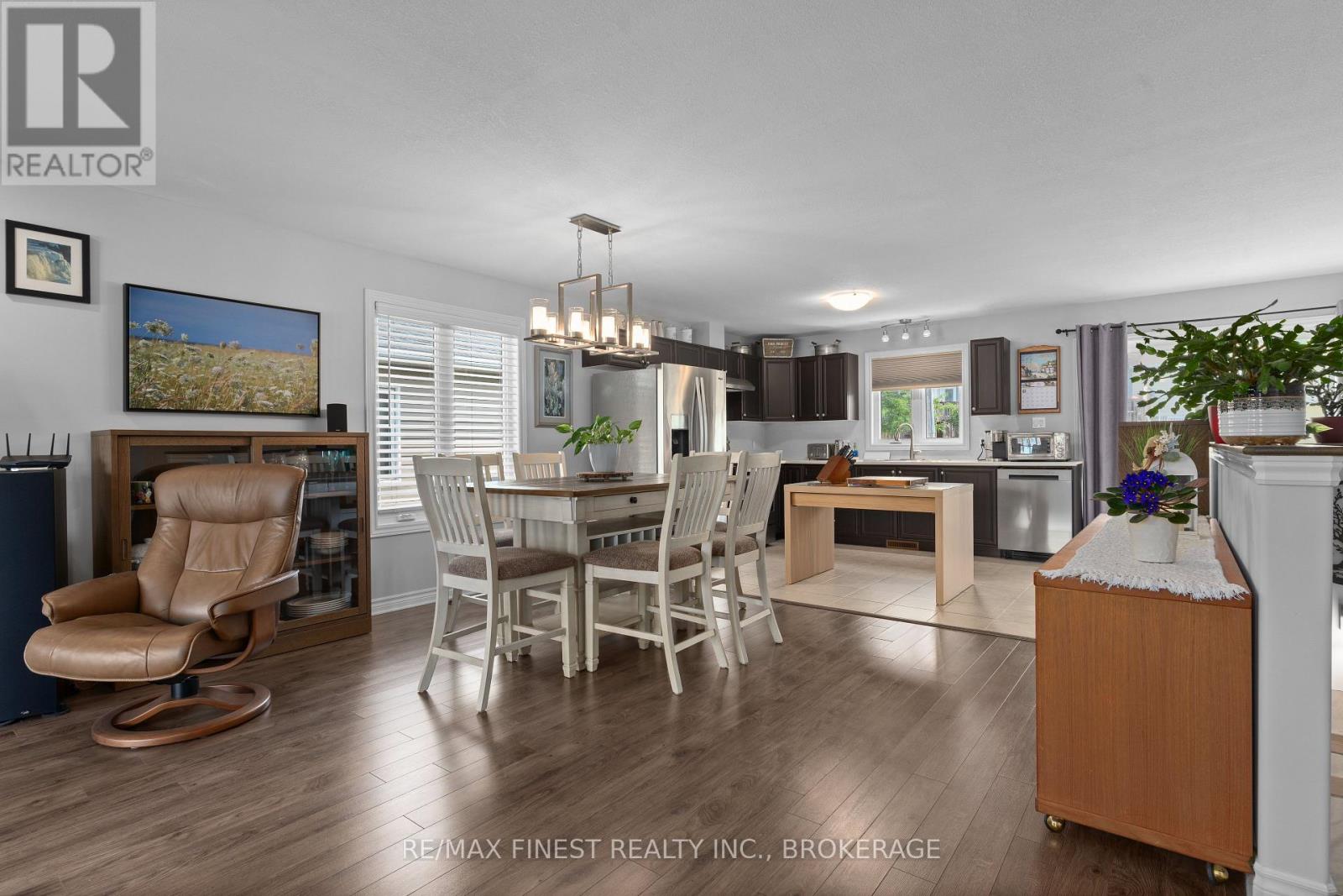 Photo 8 of 17 Lee Avenue, Smiths Falls ON