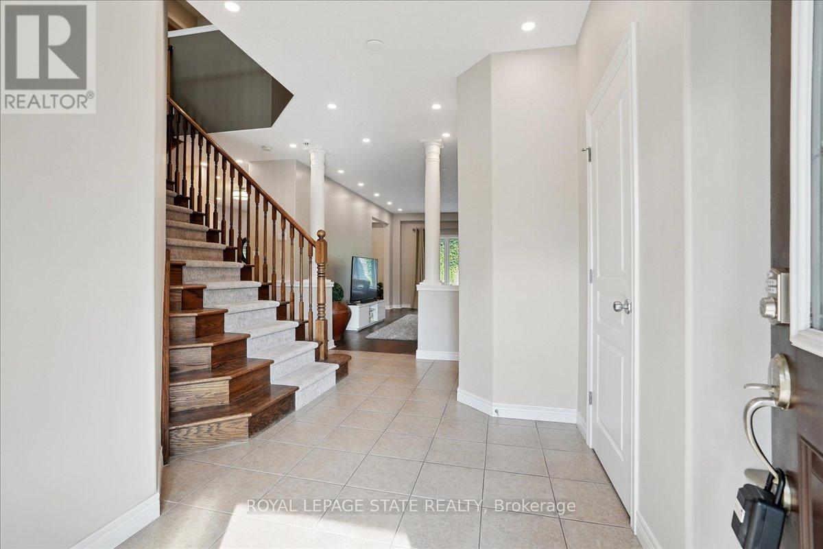 Photo 11 of 95 Hemlock Way, Grimsby ON