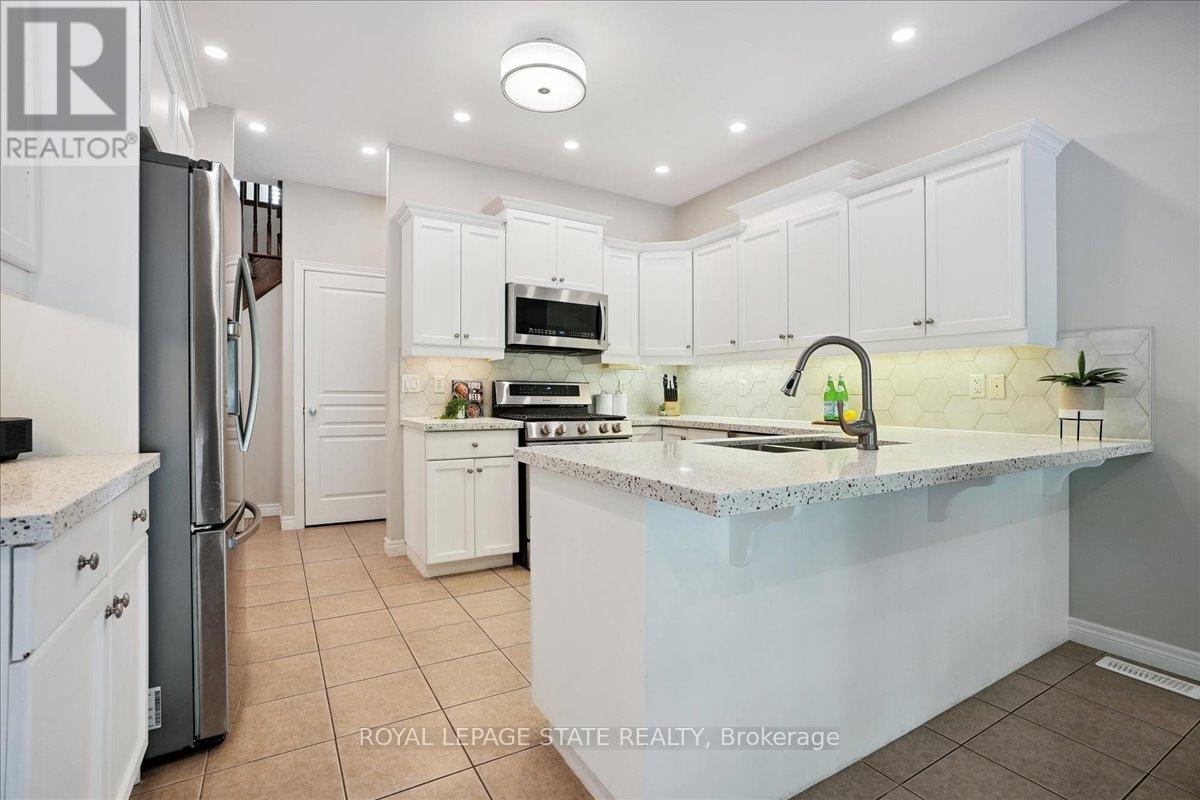 Photo 16 of 95 Hemlock Way, Grimsby ON