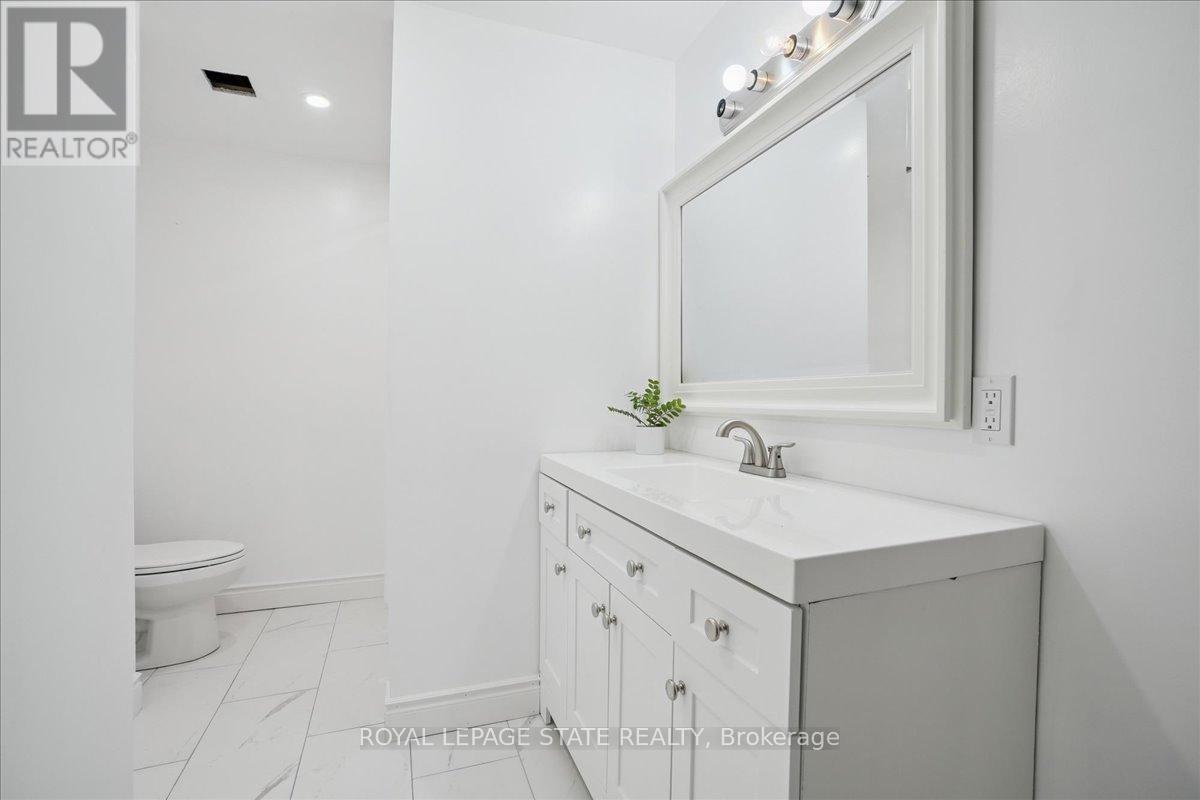 Photo 37 of 95 Hemlock Way, Grimsby ON