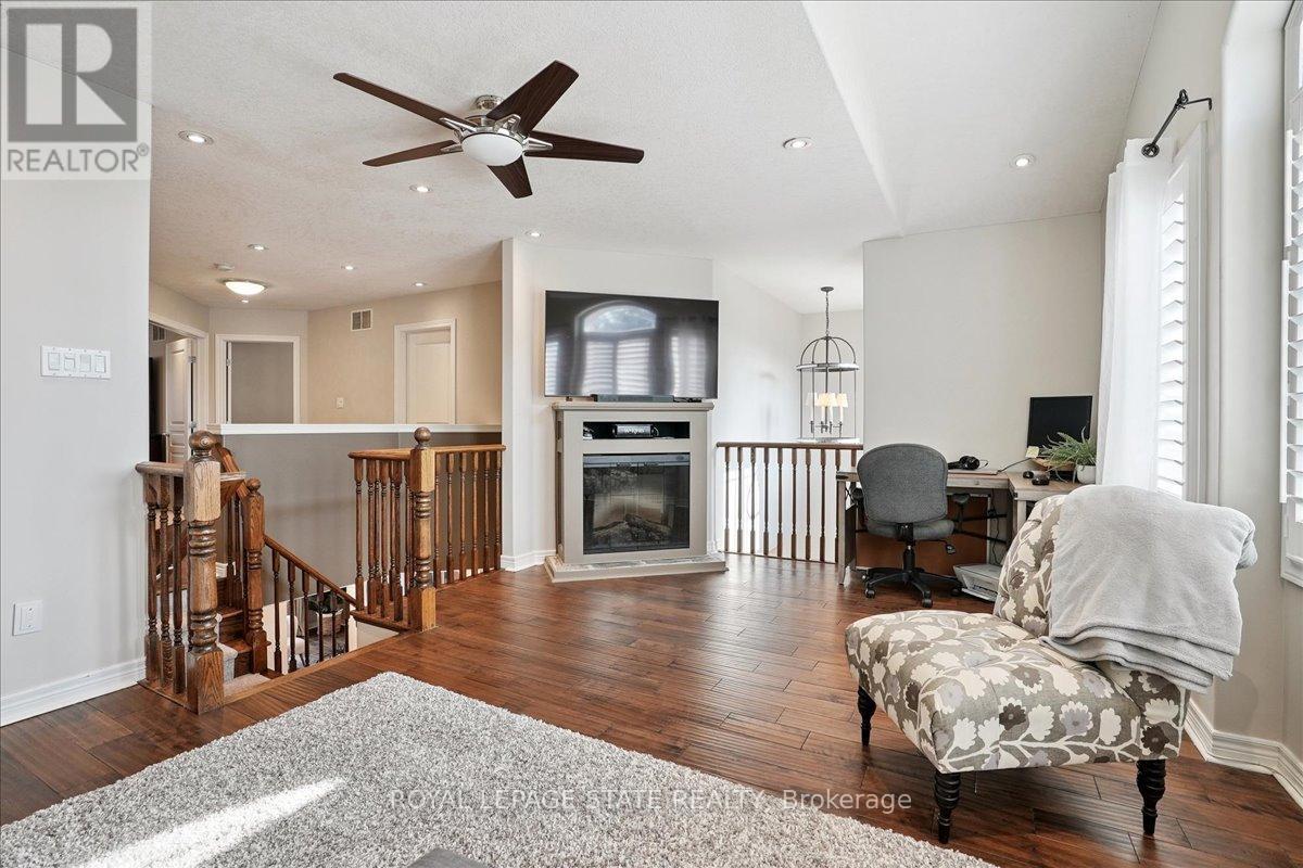 Photo 4 of 95 Hemlock Way, Grimsby ON