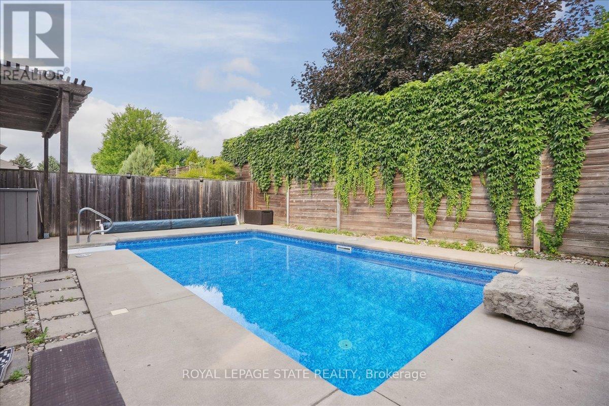 Photo 40 of 95 Hemlock Way, Grimsby ON
