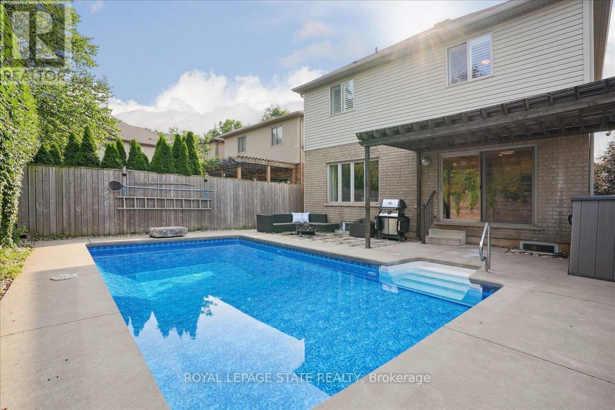 Photo 6 of 95 Hemlock Way, Grimsby ON