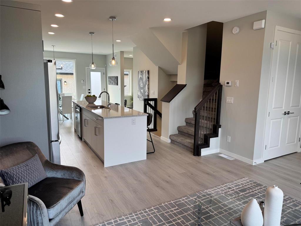 Photo 6 of 546 Couture Crescent, Winnipeg MB