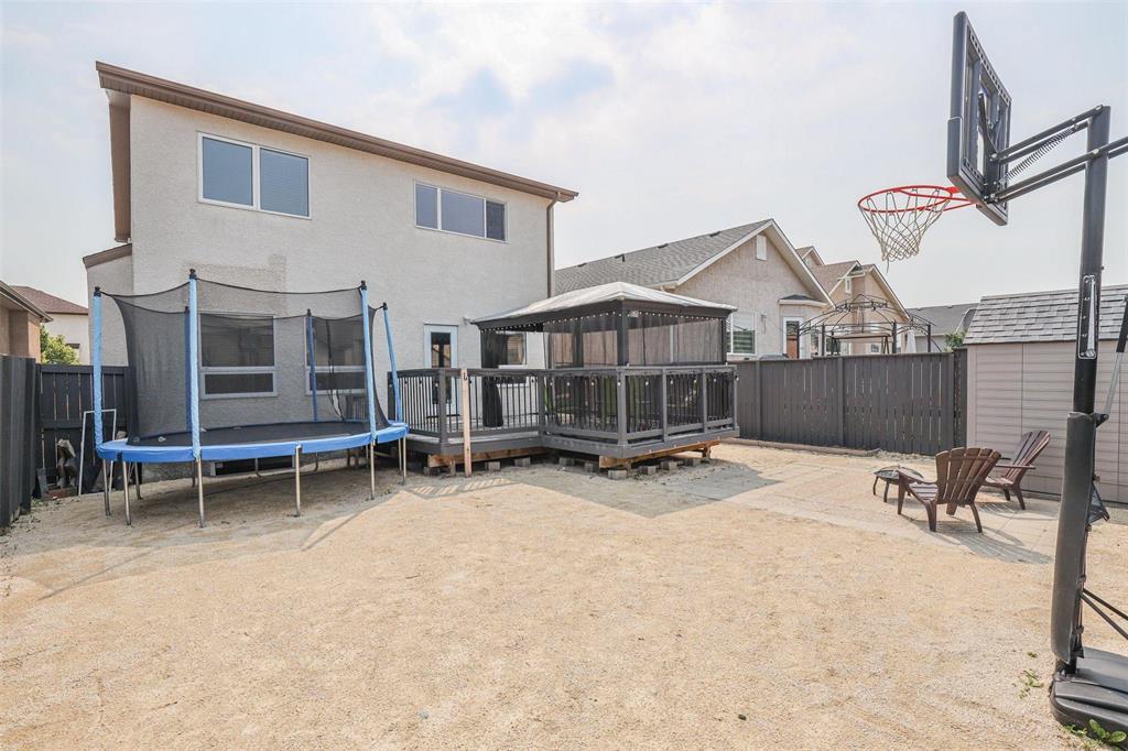 Photo 2 of 66 Baltic Bay, Winnipeg MB