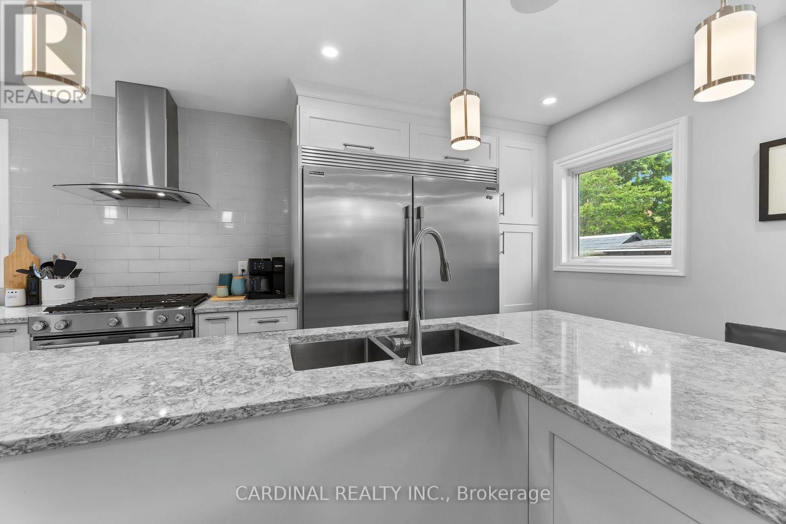 Photo 2 of 124 Avondale Drive, Clarington ON