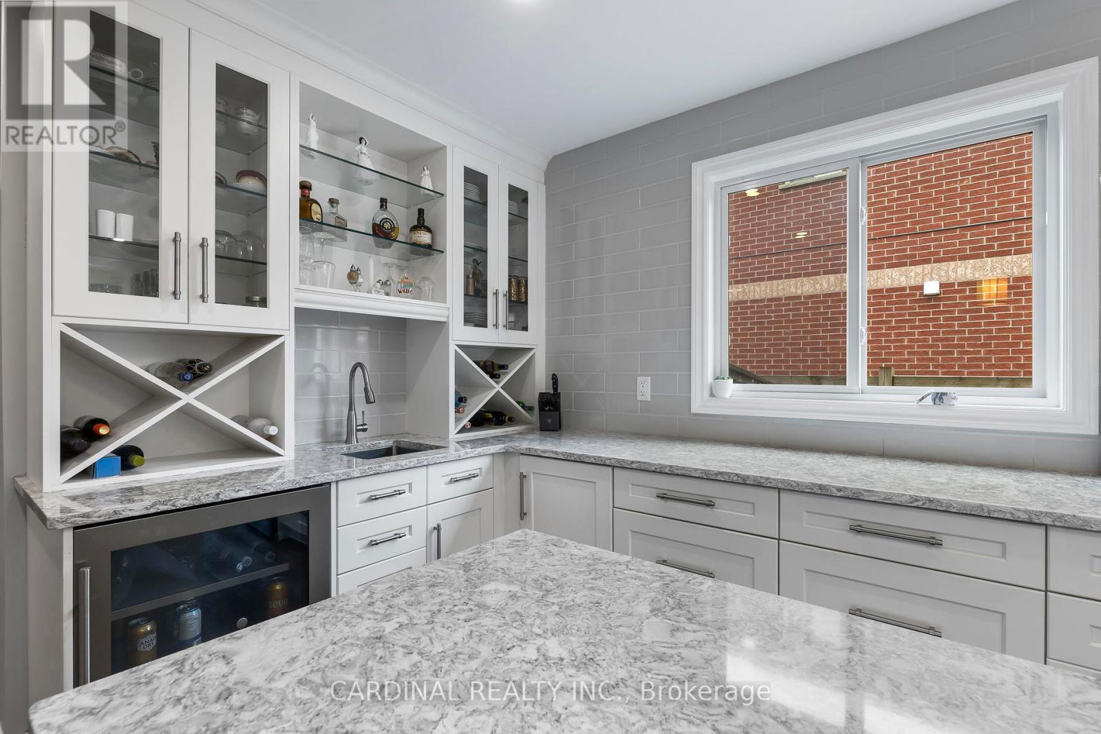 Photo 10 of 124 Avondale Drive, Clarington ON
