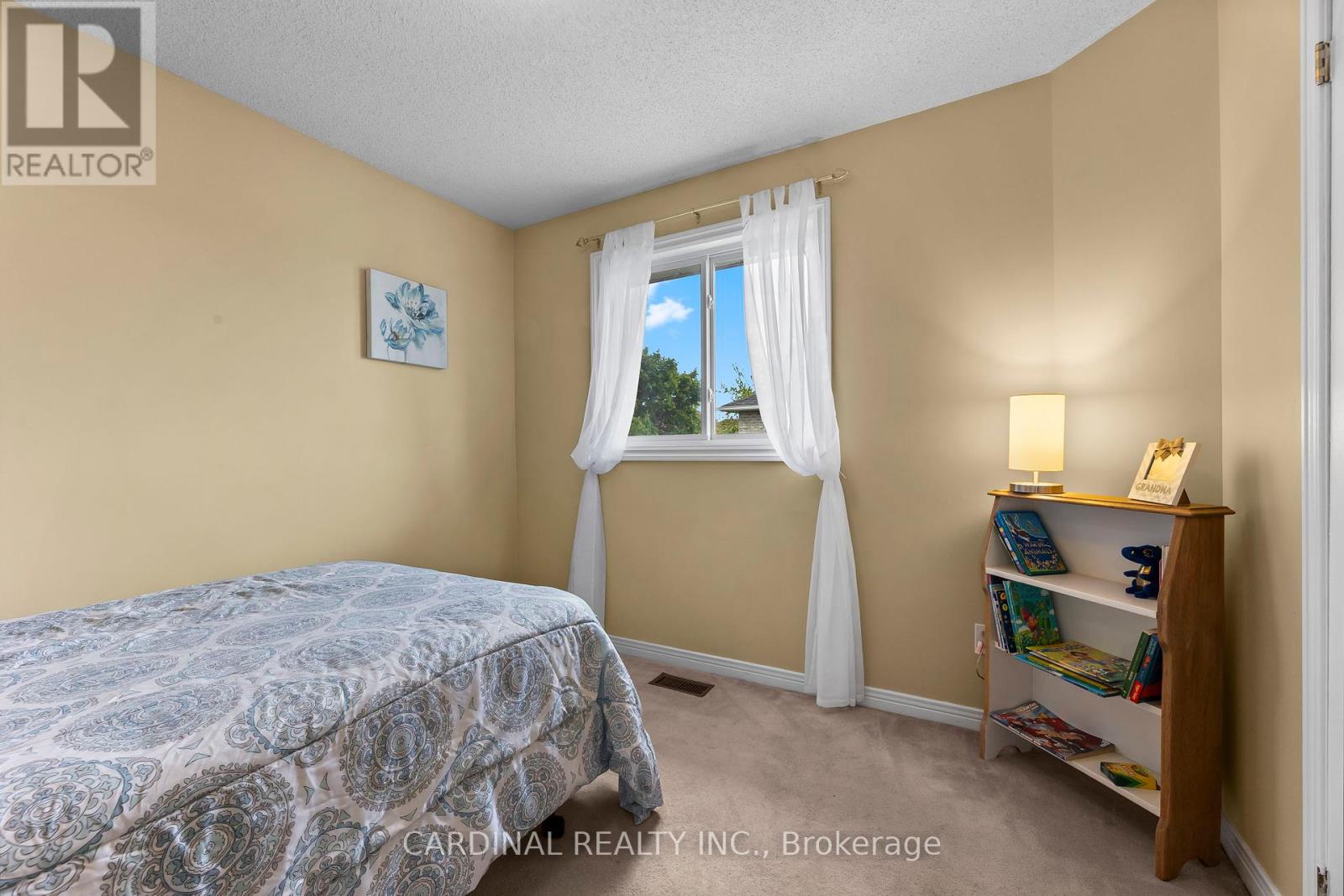 Photo 23 of 124 Avondale Drive, Clarington ON