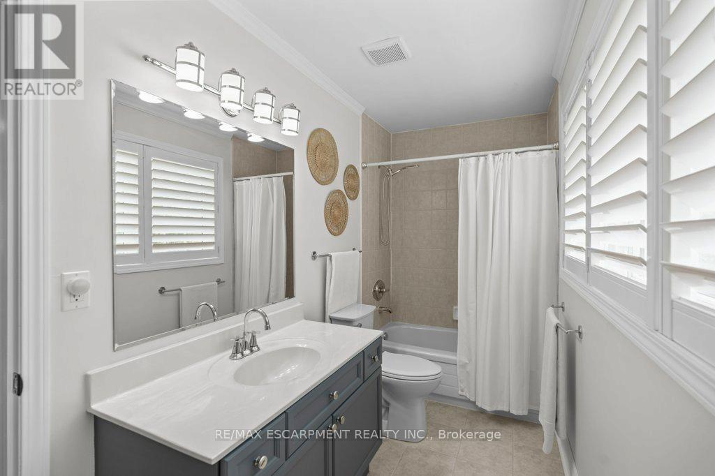Photo 4 of 1560 Rixon Way, Milton ON