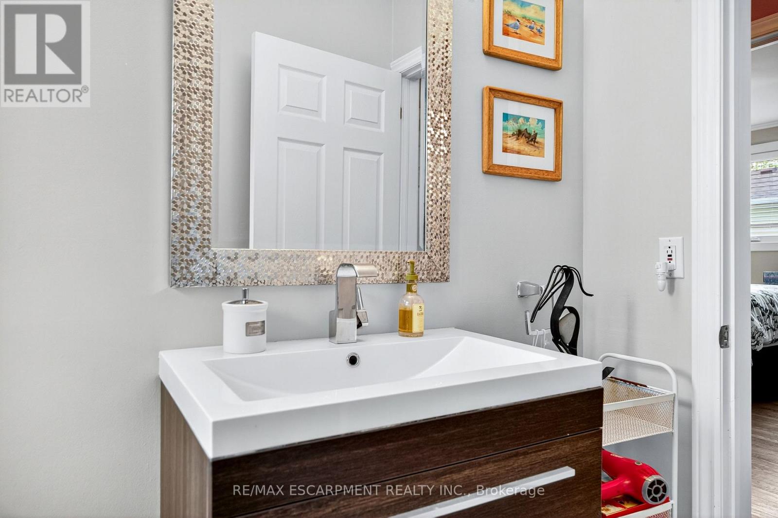 Photo 11 of 593 Braemore Road, Burlington ON