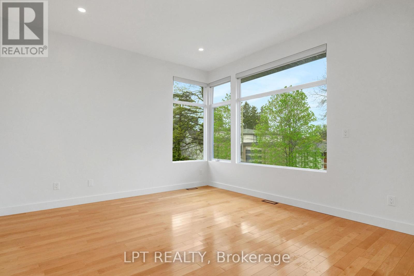Photo 9 of 298 Crestview Road, Ottawa ON