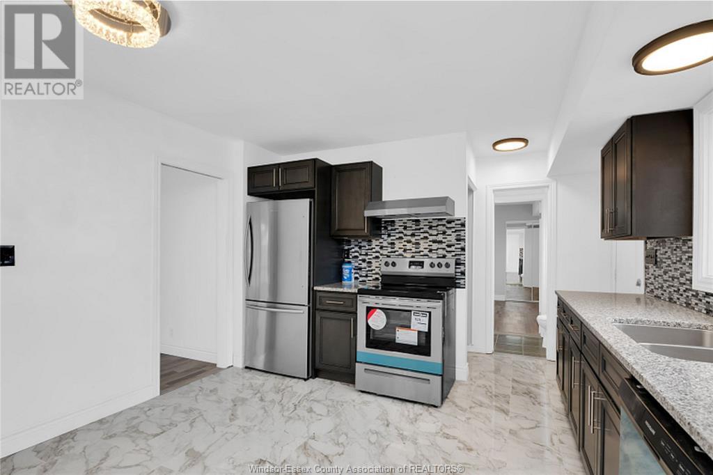 Photo 3 of 1547 Cherrylawn Crescent, Windsor ON