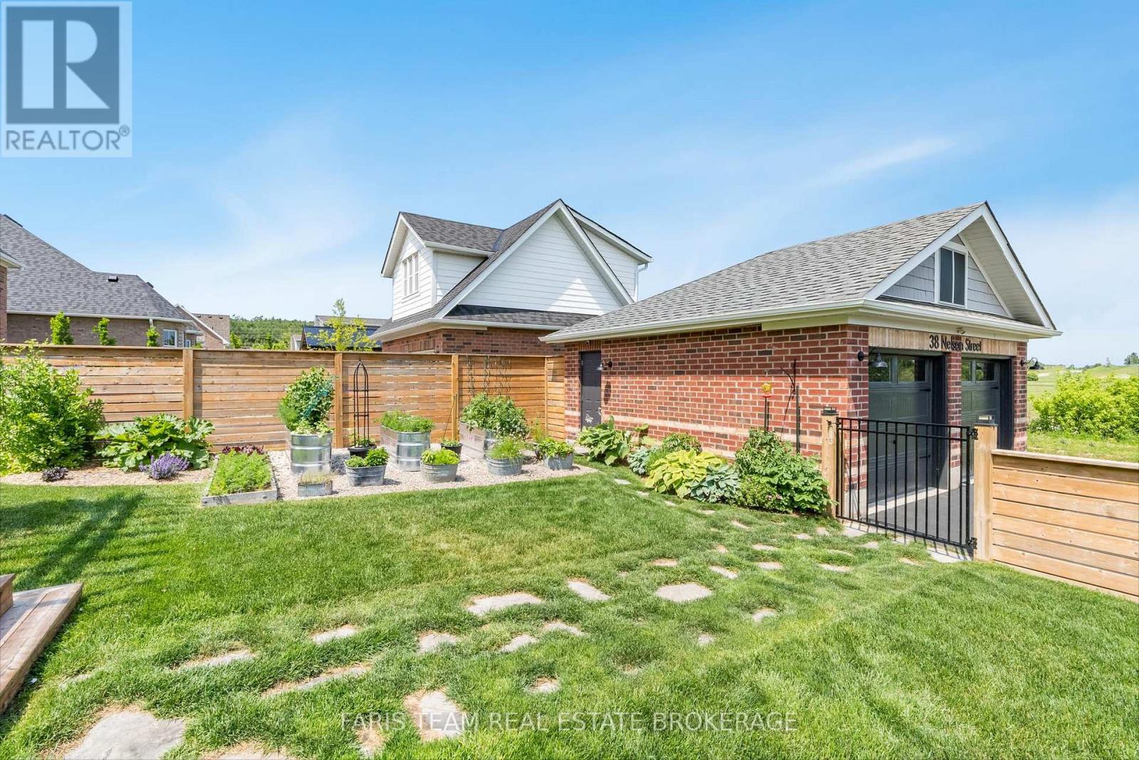 Photo 32 of 38 Nelson Street, Clearview ON