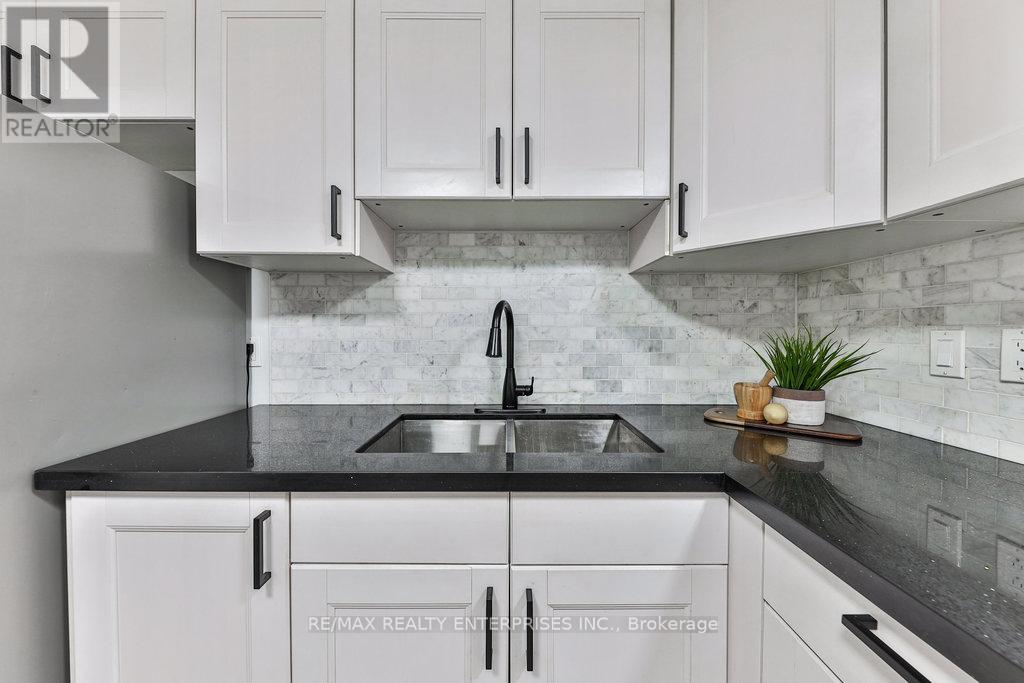 Photo 3 of 291 Antigua Road, Mississauga ON