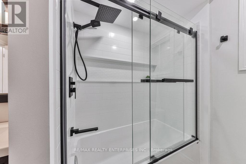 Photo 2 of 291 Antigua Road, Mississauga ON