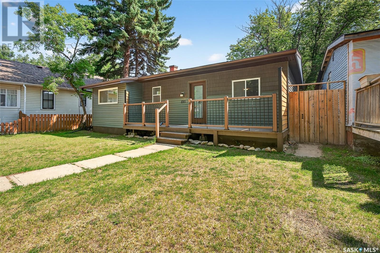 Photo 2 of 895 Willow Avenue, Moose Jaw SK