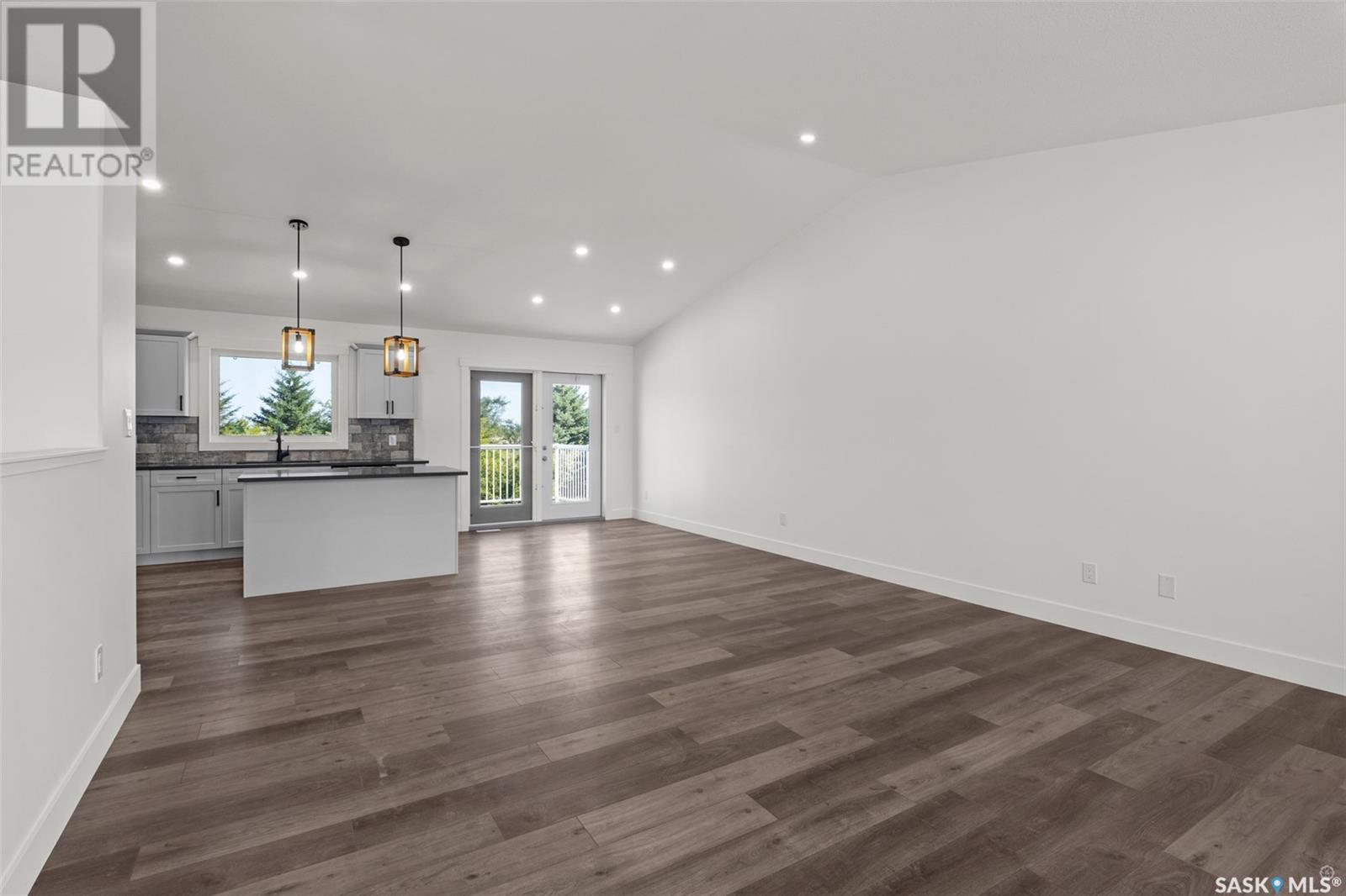 Photo 2 of 216 Kestrel Court, Rosthern SK