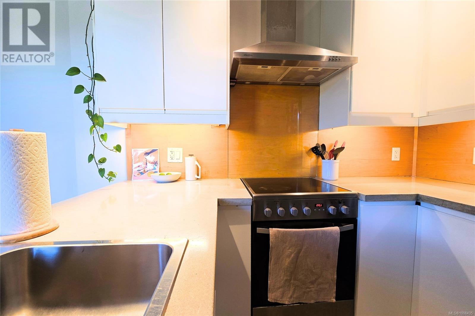 604 Alberto Rd, Tofino