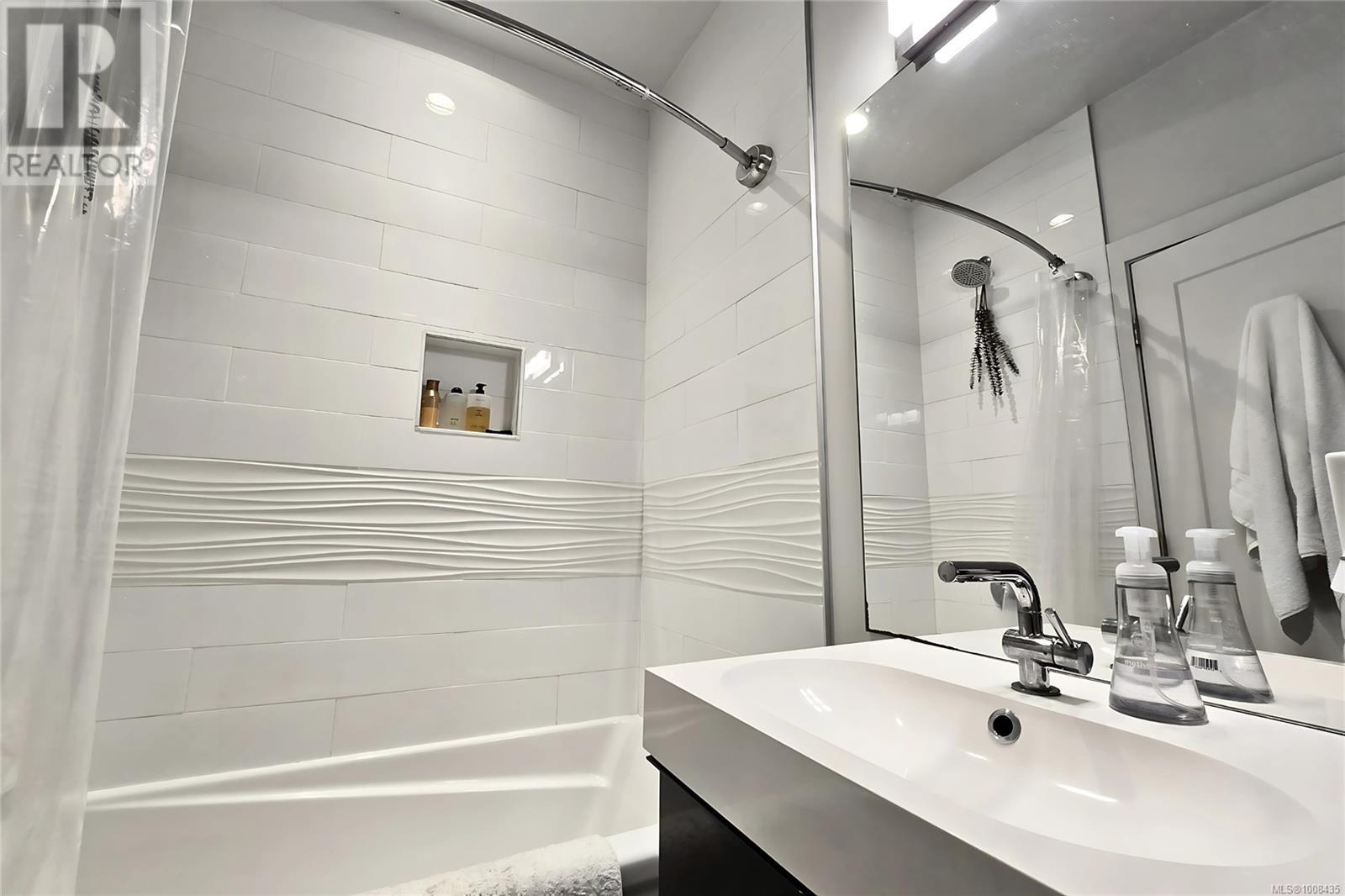 604 Alberto Rd, Tofino