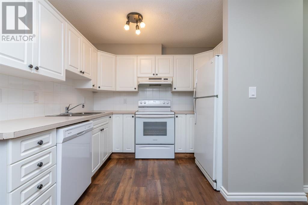 Single Family House for Sale in   Sierra Morena Mews SW Signal Hill Calgary 