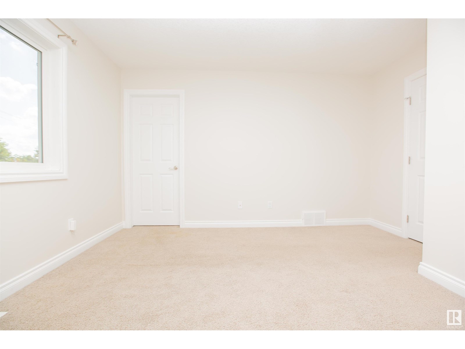 Photo 4 of 11215 125 St Nw, Edmonton AB